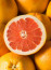 A grapefruitban csakugyan kevés kalória található, ugyanakkor rengeteg C-vitamin és antioxidáns. Egy fél gyümölcs 52 kalóriát tartalmaz, ha pedig étkezés előtt fogyasztjuk a grapefruitot, az segíthet az éhség, valamint az általános kalóriabevitel csökkentésében, továbbá az étvágy szabályozásában.
