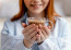 Ahogyan a Mirror&nbsp;is írja, az említett tanulmányból kiderült, hogy azok a 20 és 44 év közötti nők, akik napi 2-3 csésze koffeines kávét fogyasztanak, nekik alacsonyabb a hasi zsírszintjük, mint azoknak, akik egyáltalán nem kávéznak, esetleg csak a koffeinmentes verziót fogyasztják.
