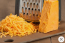 Sarah Brekke, a Better Homes &amp; Gardens kulináris szakértője szerint valóban vannak plusz anyagok a reszelt sajtban, de ezek az összetevők teljesen biztonságosak. Akkor persze akár megmoshatjuk a sajtot, ha valamelyik összetevő emésztési problémákat okoz nálunk.
