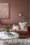 A mályva, mely a rózsaszín és a lila közötti színskálán helyezkedik el, melegséget és kifinomultságot sugároz. Ez az árnyalat rendkívül sokoldalú, hiszen könnyedén illeszkedik különböző stílusokhoz és környezetekhez. Legyen szó egy minimalista, modern lakásról vagy egy romantikus, vintage otthonról, a mályva mindenhol megállja a helyét. Ennek köszönhetően egyre több belsőépítész és lakberendező választja ezt a színt, amikor frissíteni vagy teljesen átalakítani szeretnék a belső tereket.

