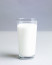 A tej gazdag kazein és tejsavó fehérjékben, amelyek megőrzik izmainkat az éjszaka folyamán, mi több növelhetik szintézisüket, azaz izmosabb lehetsz, vagyis&nbsp;inkább&nbsp;zsírból fogsz fogyni, nem a nehezen felszedett muszklikból. Ez összefüggésben áll azzal, hogy sokszor a rossz alvásminőség a&nbsp;felelőse a plusz kilóknak, ugyanis ha nem pihened ki magad, akkor ideges leszel napközben, ebből pedig az következik, hogy a stresszhormonok szépen lassan kilók formájában is megmutatkoznak. A tej azonban nyugtatólag hat az idegrendszerünkre, segíti az elalvást, non plus ultra, hogy még a gyomrod is eltelíti, így kevesebbet vacsorázol, vagyis a fogyást jelentősen elősegítheti.
