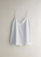 A minimalista stílus kedvelői egy egyszerű, fehér toppal kombinálják.&nbsp;

Zara fehér top: 8.995 HUF
