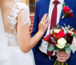 Videó: Mit viselnek idén a menyasszonyok és a vőlegények? Mutatjuk a 2024-es esküvői ruhatrendeket!