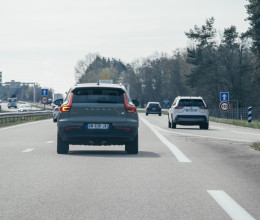 Még az indexelés szabályai is változhatnak az új KRESZ-ben: időhatárt szabnak a műveletnek