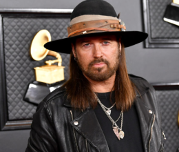 Kitálalt Billy Ray Cyrus közel 30 évvel fiatalabb felesége - Ilyen borzalmakat kellett átélnie a country zenész mellett