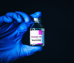 Elképesztő bejelentés érkezett a Covid-vakcináról, leállítják a gyártását
