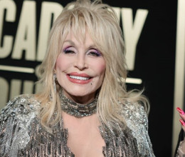 Furcsa bőrápolási szokást követ Dolly Parton: egészen bizarr, miért teszi ezt