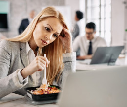 Hiába fontos, csak gyorsan le akarjuk tudni a munkahelyi étkezést 