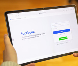 Békésen böngészte a Facebookot, amikor hirtelen élete legintimebb fotója került elé