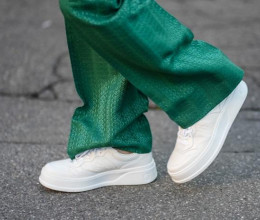 5 trendi tipp, hogyan viseld a fehér sneakeredet - Így dobhatod fel a hétköznapi összeállításaidat