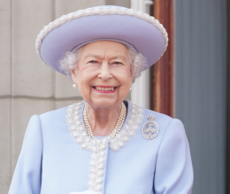Táskájával küldött titkos jeleket II. Erzsébet: ezt jelentették a királynő üzenetei