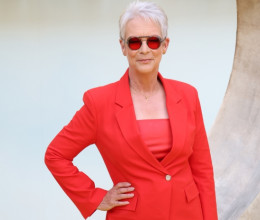 Jamie Lee Curtis felvette a tökéletes nadrágkosztümöt: a 65 éves színésznő tűzpiros szettjétől mindenki elalélt