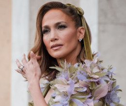 Jennifer Lopez megtalálta a legtökéletesebb ruhát, amit egy randira el tudunk képzelni