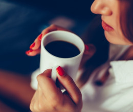 Nem a gyömbér vagy a fahéj az: ezt keverd a kávédba, és azonnal beindul a fogyás - Mennyei lesz tőle az íze is!