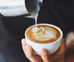 Jó hír a kávézóknak: Elképesztő egészségügyi előnyökre derült fény, súlyos betegségektől óvhat meg kedvenc italunk!