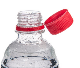 Agyadra mennek a műanyag palackhoz rögzített kupakok? Akkor a hátad közepére sem kívánod majd, ami júliustól jön 