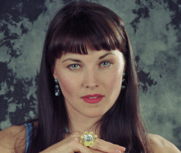 Emlékszel még a Xéna címszereplőjére? Lucy Lawless 56 évesen is lehengerlően néz ki, a fiatalabb nőket is simán maga mögé utasítja - Fotók