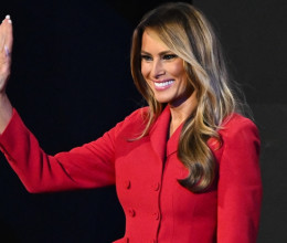 Méregdrága kabátruhában tért vissza Melania Trump: így néz ki most a rég nem látott ex-first lady