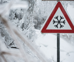 Ónos eső: felejtsd el ezt a manővert az autóddal, ha megcsúszol az úton, különben az árokban landolhatsz