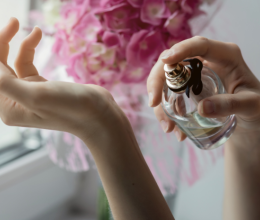Így fújd magadra a parfümöt, hogy egész nap érezd magadon az illatát!