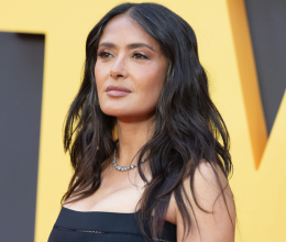 Szűk ruhában mutatta meg mesés alakját Salma Hayek: végzet asszonyaként csábított a vörös szőnyegen a színésznő