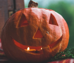 Nem fog megpenészedni a halloweeni tök, ha ezt csinálod: ettől a filléres hozzávalótól őrzi meg frissességét a lámpás!