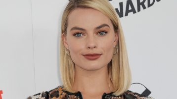 Senki nem tudta levenni róla a szemét: Margot Robbie a vörös szőnyegen mutatta meg gömbölyödő terhes hasát