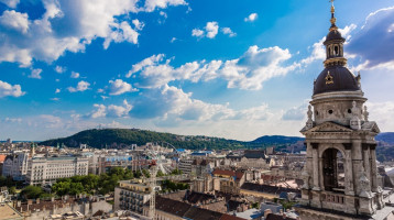 Budapest egyik legmenőbb rooftop bárjában ünnepelte évfordulóját a magyarok kedvenc hollywoodi sztárpárja - Fotó