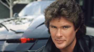 David Hasselhoff újra elővarázsolta a garázs mélyéről KITT-et, csakhogy a színész szinte felismerhetetlenre öregedett - Videó