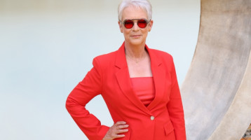 Jamie Lee Curtis felvette a tökéletes nadrágkosztümöt: a 65 éves színésznő tűzpiros szettjétől mindenki elalélt