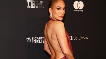 Jennifer Lopez köldökig kivágott ruhában mutatta meg tökéletes alakját: istennőként festett a merész darabban - Fotók