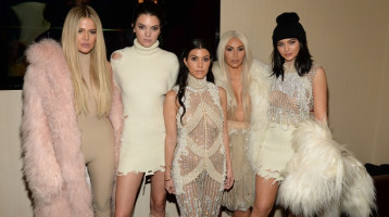 Kínos: filter nélküli képet posztolt a sztáresküvő vendége a Kardashian-lányokról
