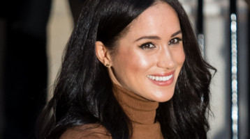 Meghan 300 ezer forintos ruhában tért vissza: a hercegné pompásan festett csokoládébarna szettjében férje oldalán