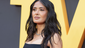 Szűk ruhában mutatta meg mesés alakját Salma Hayek: végzet asszonyaként csábított a vörös szőnyegen a színésznő