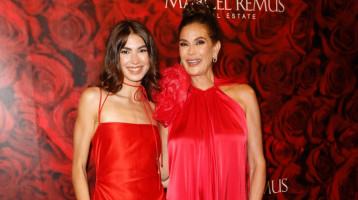 Teri Hatcher 26 éves lánya még az anyjánál is szebb: a ritkán látott Emerson tűzpiros ruhában mutatta meg tökéletes alakját