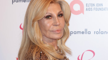 20 évvel fiatalabbnak néz ki a sok plasztikától és retustól a 69 éves Donatella Versace: túlzásba esett a beavatkozásokkal 