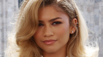 Zendaya felvette élete legdögösebb szerelését: brutál szexi lábakat villantott a színésznő