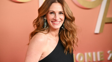 Julia Roberts beragyogta a vörös szőnyeget: "végzet asszonya" szettjével az 57 éves színésznő maga volt a csoda